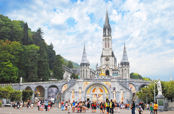 Excursia continua prin Occitania spre Lourdes. In cei 160 de ani care au trecut de la aparitiile Fecioarei Maria, Lourdes a devenit, dintr-un mic orasel comercial, unul dintre cele mai mari locuri de pelerinaj din intreaga lume.