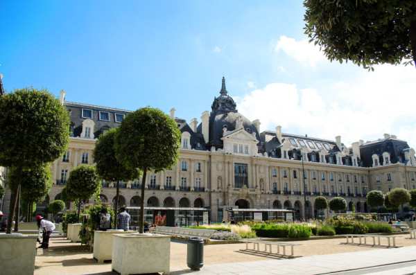 Ne continuam excursia spre Rennes, capitala Bretaniei, unde seara facem un tur pietonal in centrul istoric cu Piata Primariei, Palatul Parlamentului Bretaniei, Piata  Champ-Jaquet, etc.