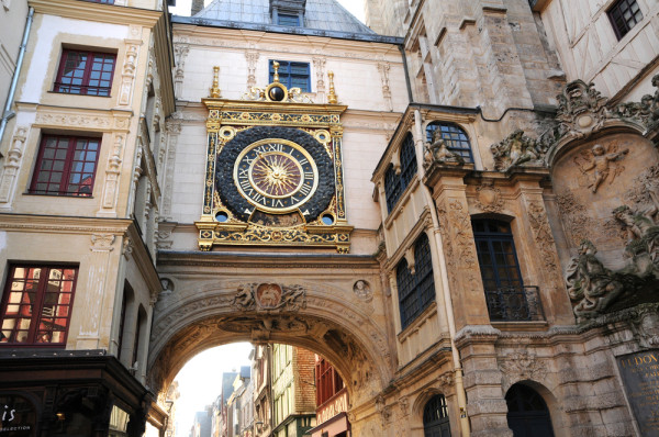 Trecand pe strazile orasului, pe langa casele vechi, vom descoperi bogatiile orasului - catedrala, Gros-Horloge, Curtea Justitiei, biserica Saint Maclou si manastirea St. Ouen, printre altele.