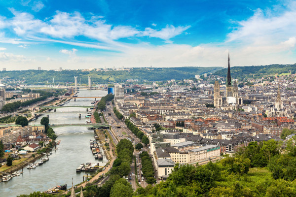 De aici continuam spre Rouen, capitala istorica a Normandiei si in prezent cel mai mare port fluvial al Frantei.