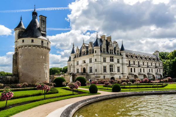In timpul excursiei vor fi vizitate doua dintre cele mai frumoase castele de pe Valea Loirei: Castelul Chenonceau-tronand maiestuos pe raul Cher, construit in Sec al-XVI-lea