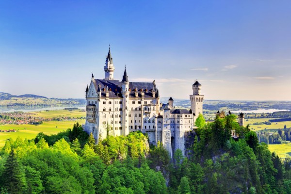 Situat in Alpii bavarezi, Castelul Neuschwanstein (sau „Castelul Frumoasei din Padurea Adormita” cum mai este cunoscut) pare desprins parca dintr-un basm
