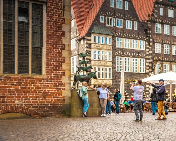 Dimineata plecam catre Bremen, locul unde vedea desigur statuia inspirata de indragitul basm al Fratilor Grimm.