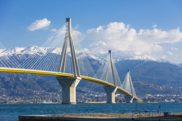 Plecam din Patras si traversam pe unul din cele mai frumoase si spectaculoase poduri din lume: Podul Rion-Antirrion.