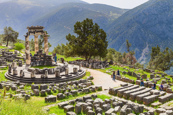 Ne indreptam apoi catre Delphi unde vom vizita cel mai important Oracol al lumii antice.