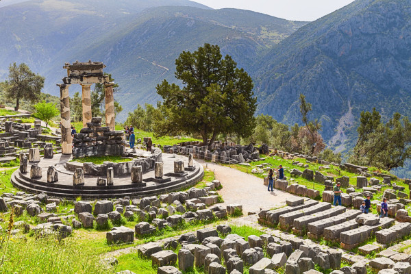 Ne indreptam apoi catre Delphi unde vom vizita cel mai important Oracol al lumii antice.