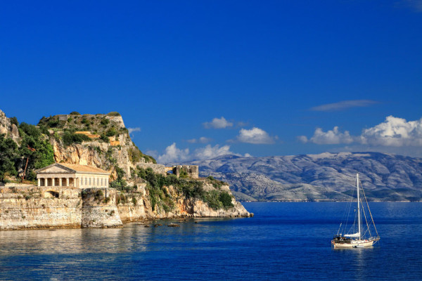 Fiind cea mai nordica din insulele Ionice, Corfu este situata mai aproape de Italia si de Albania, iar ca urmare a acestei vecinatati, insula a dobandit o anumita sofisticare si un farmec nonconformist.