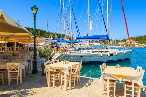 Debarcare in Fiskardo–un sat traditional cu stradute inguste si pitoresti, taverne tipice si panorame spectaculoase asupra portului.