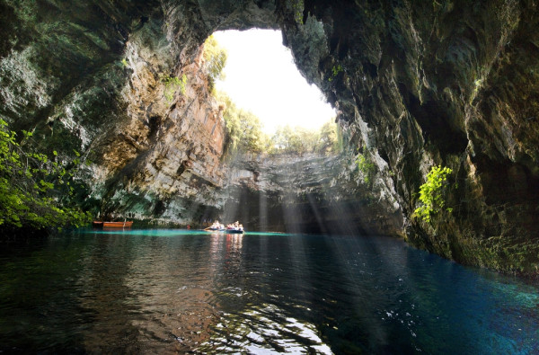 Vom vizita lacul Melissani–o adevarata minune naturala, deosebit de pitoresc si apoi unul dintre locurile sfinte la insulei