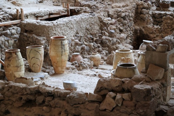 . In prima parte a zilei vom vizita situl arheologic Akrotiri.