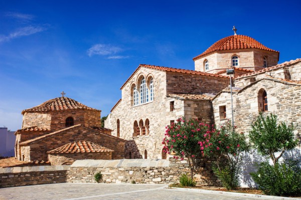 Biserica Panagia Ekatontapiliani - cunoscuta si sub numele de „Biserica celor 100 de Usi”, un reper religios si cultural semnificativ