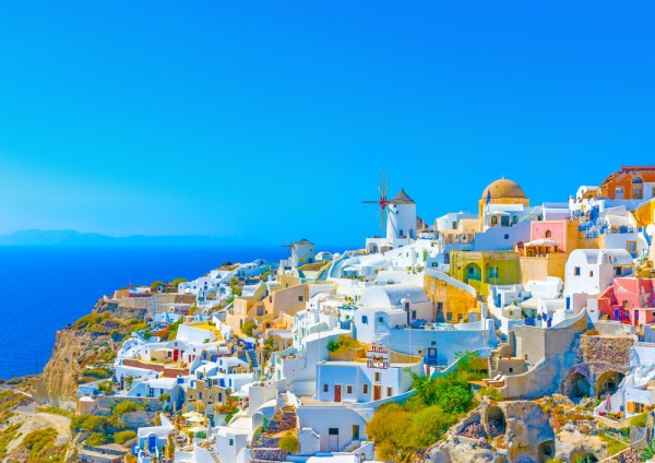 . Si unul dintre cele mai mari spectacole este satul Oia cocotat pe marginea Calderei, ramasitele unei eruptii vulcanice.