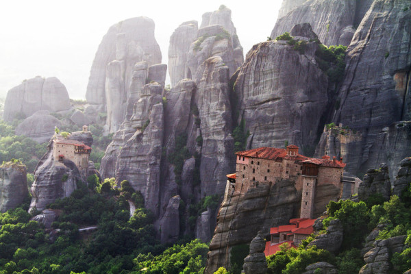 O adevarata padure de piatra ce izbucneste in mijlocul campiei plaseaza ansamblul monastic intr-un peisaj de o maretie tulburatoare.