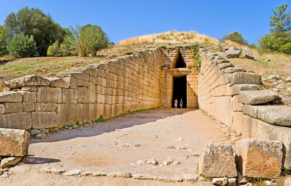 O vizita la ruinele minunatei cetati Micene, orasul lui Agamemnon, este o experienta cu un farmec mitic.