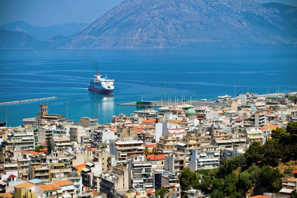 Dimineata vizitam Patras este cel mai mare oras si principalul port din Peloponez dar si renumit pentru sustinerea dezvoltarii culturii locale si a literaturii urbane primind chiar si distinsa denumire de Capitala Culturala Europeana in 2006.