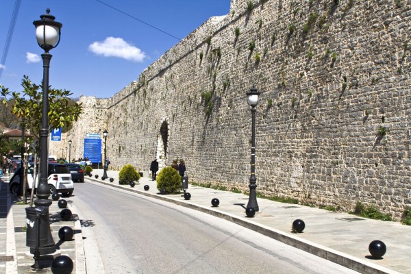 Lasam in urma frumosul sat si ne indreptam apoi catre un loc in care influentele turcesti inca dainuie, amintind de cei aproape 500 de ani sub dominatie otomana–Ioannina.