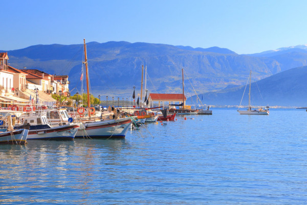 Se viziteaza Istmul Corint–cel mai ingust canal navigabil din intreaga lume care leaga Marea Egee de Marea Ionica