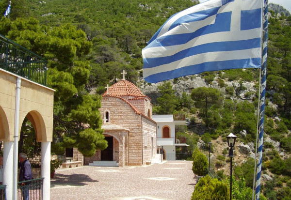 si Manastirea de maici Sf Patapie (cunoscut in lumea ortodoxa ca mare vindecator de cancer) este localizata in muntii Geraneia la o altitudine de aprox. 1.000 m si la o distanta de 15 km de statiunea Loutraki.