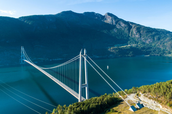 De la Bergen ne indreptam spre Hardangerfjord pe care il vom traversa pe podul Bruravik - Brimnes.