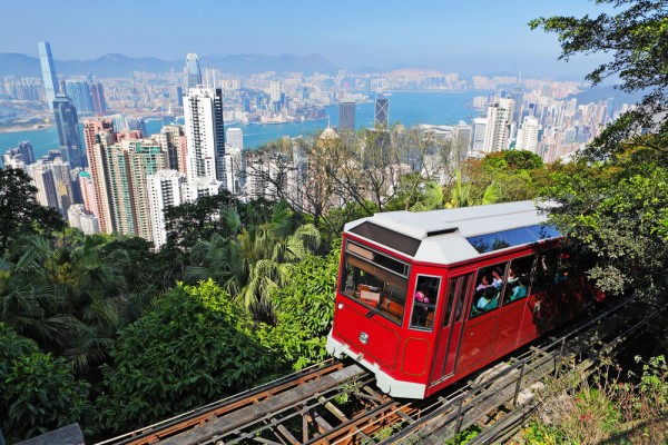 Dupa o scurta calatorie cu tramvaiul pana la o altitudine de 396 m, Varful Victoria ne va oferi o panorama spectaculoasa asupra insulei si a imprejurimilor