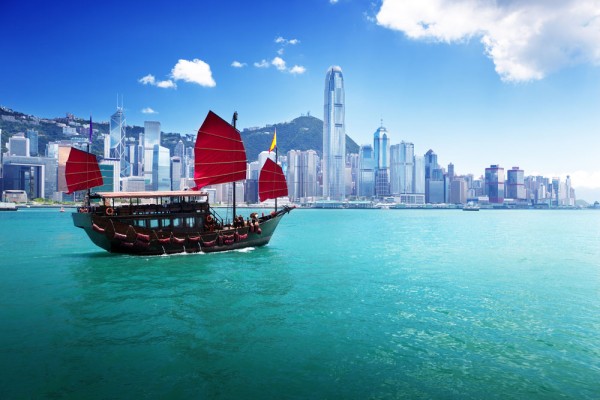 Un oras deschis, cu un port natural minunat, Hong Kong este locul de intalnire a diferitelor culturi