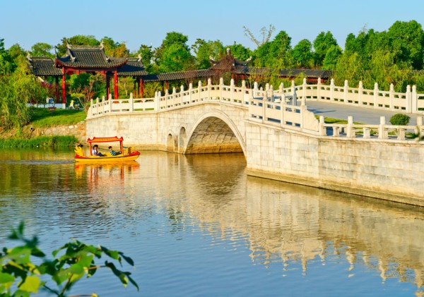 Suzhou. Situat in delta raului Yangtze, cunoscut sub numele de „Venetia Orientului”