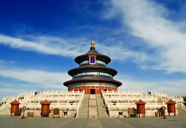 Dupa-amiaza se viziteaza Templul Cerului, locul unde imparatii din dinastiile Ming si Qing venerau cerul