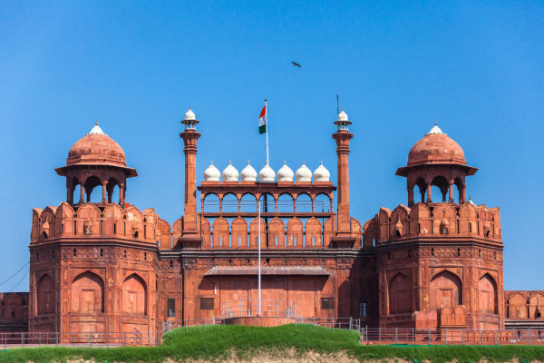 Vom vizita apoi Fortul Rosu, inclus in Patrimoniul Mondial UNESCO, candva inima puternicului Imperiu Mughal