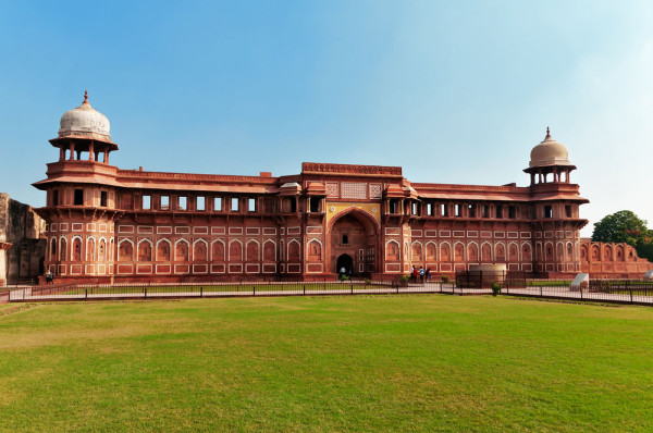 Excursia continua cu vizitarea Fortului Agra, care a fost capitala si centrul nervos al Imperiului Mughal pana cand Shah Jahan l-a mutat in Delhi.