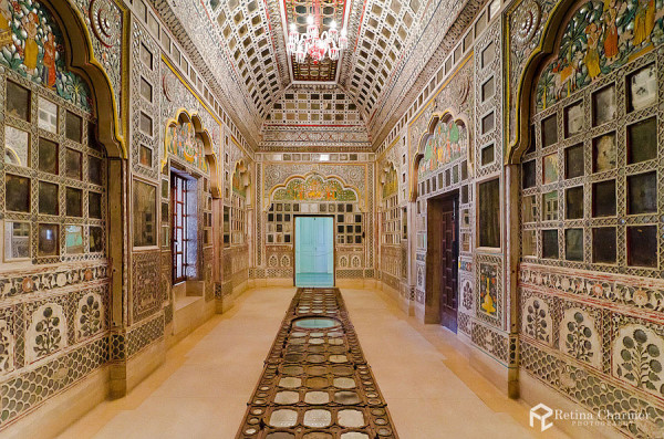 Poate cel mai interesant este Sheesh Mahal, Palatul Oglinzilor, ai carui pereti sunt incrustati cu motive deosebite de oglinda, pentru iluminare fiind suficienta lumina de la o singura lumanare
