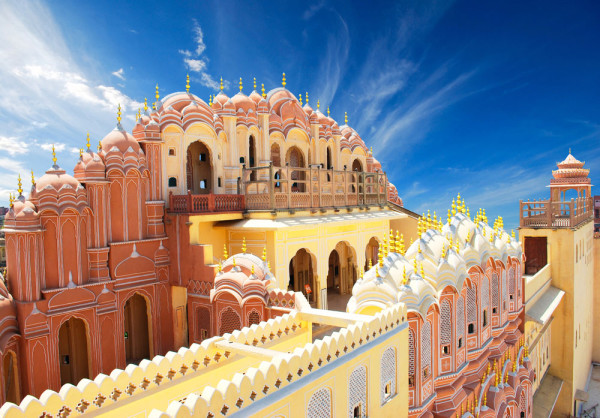 Jaipur (Orasul Roz), construit in 1727 de maharajahul Sawai Jaisingh II era initial gri deschis, insa in 1883 in cinstea vizitei printului Albert s-a poruncit sa fie vopsit in culoarea specifica de bun venit, roz.