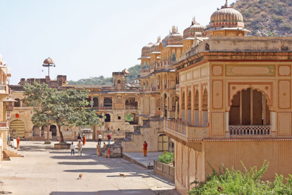Seara, vom vizita Galtaji, un vechi loc de pelerinaj hindus, care consta dintr-o serie de temple construite intr-o crapatura ingusta din inelul de dealuri care inconjoara Jaipur.