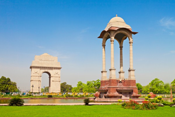 Poarta Indiei, cu o inaltime de 42 de metri, se numara printre cele mai mari memoriale de razboi din India.