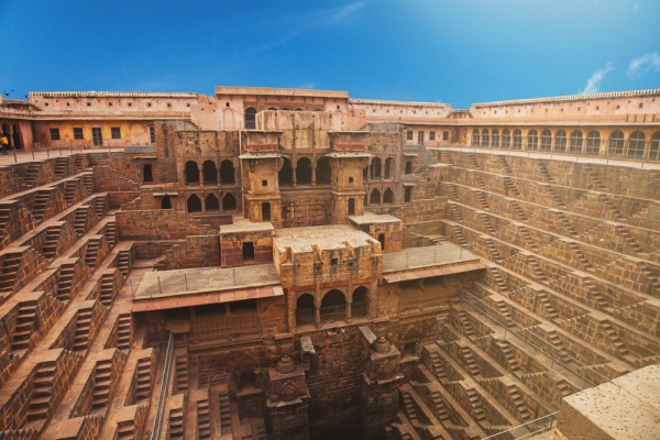 Prima oprire o facem in Abhaneri pentru a vedea Chand Baori, un impresionant rezervor de apa, cu 3.500 de trepte dispuse in cascada de-a lungul a 13 etaje