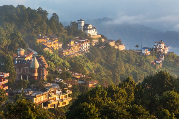 Ne indreptam catre Nagarkot, la 35 de km est de Kathmandu, la o atitudine de 2.175 m. Este unul dintre cele mai bune locuri de unde putem admira muntii, iar in conditii optime de cer senin se poate observa Everestul.