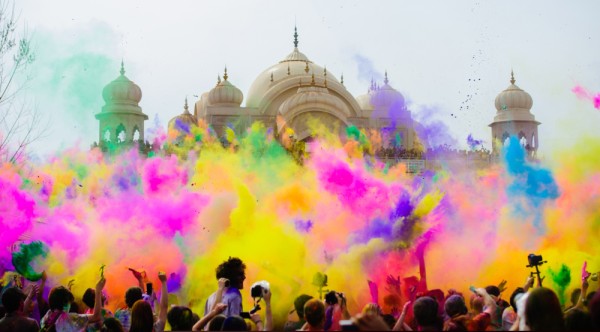 Astazi vom lua parte la sarbatoare Holi, un festival hindus ce marcheaza venirea primaverii.