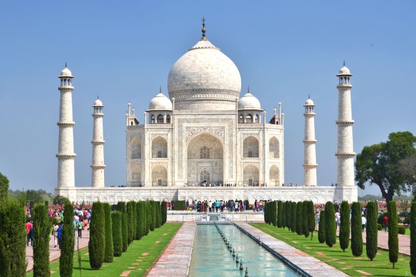 In Agra vom vizita una dintre cele sapte minuni ale lumii noi, Taj Mahal
