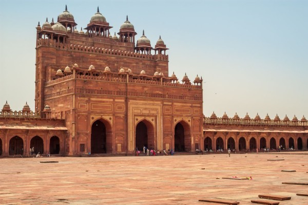 pe drum, vom vizita Fatehpur Sikri, capitala imperiala a lui Akbar in Sec al  XVI-lea.