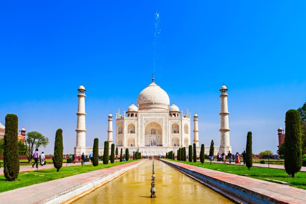 Construirea lui a fost ceruta de imparatul Shah Jahan in onoarea sotiei sale Mumtaz Mahal.