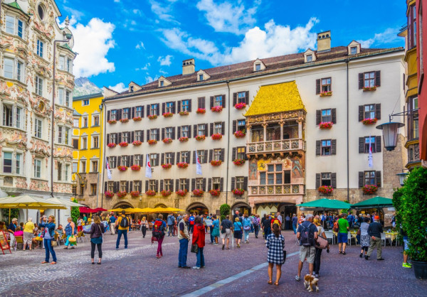 „Goldenes Dachl“ - Acoperisul de Aur, simbolul orasului Innsbruck, este construit din tablite de cupru suflate in aur.