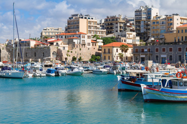 Ajungem in capitala, orasul Heraklion, al doilea oras ca marime al Greciei dupa Atena.