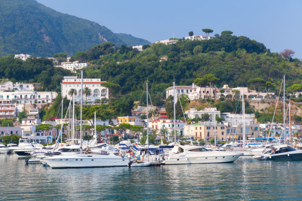 vom ajunge in Ischia - cea mai mare din grupul celor trei insule din Golful Napoli (alaturi de Capri si Procida).