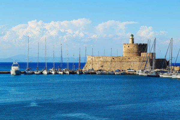 In jurul orei 12:00 acostam in portul Rodos, dominat in antichitate de una din cele sapte minuni ale lumii - Colosul din Rodos.