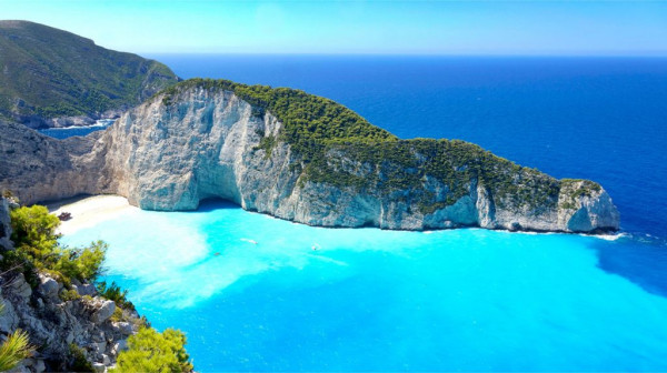 insula Zakynthos este cunoscuta si pentru una dintre cele mai frumoase plaje ale Greciei