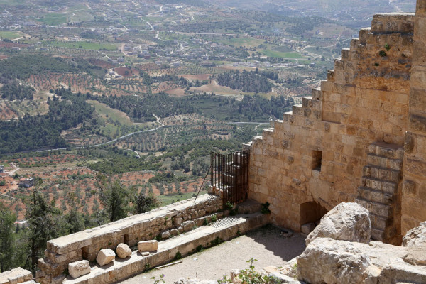 La mica distanta de Jerash, calatorind spre nord vest prin paduri de pin si plantatii de maslini, se afla orasul Ajloun locul unde Hadrian si-a petrecut iarna anilor 129-130