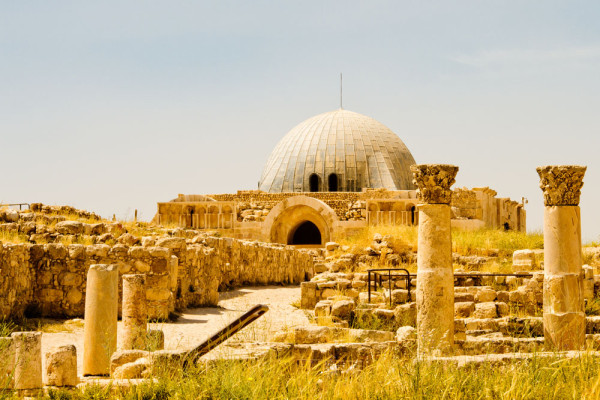 Falnic situata deasupra orasului, Citadela cuprinde mai multe structuri precum Templul lui Hercule, Palatul Omayyad si Biserica Bizantina.
