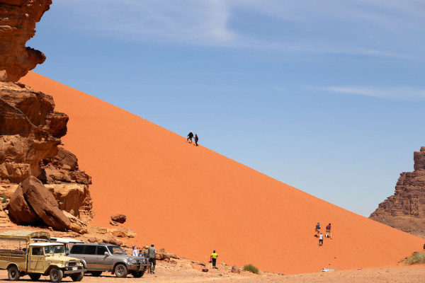 Excursia continua catre Wadi Rum unde vom face un Jeep Safari de doua ore intr-un peisaj si pe un teren de-a dreptul selenar.