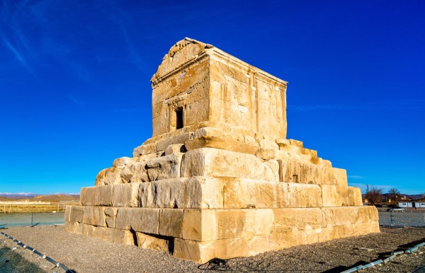 Locul este deosebit prin mormantul si ramasitele palatelor fondatorului Imperiului Persan, Cirus cel Mare.