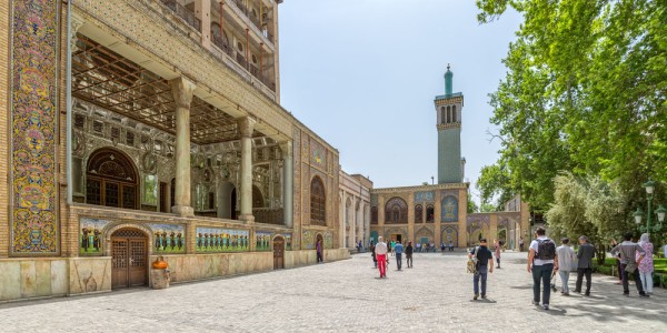 Pornim in descoperirea orasului incepand cu impresionatul si expansivul Palat Golestan, care ne poarta in timp la Dinastia Qajarid.