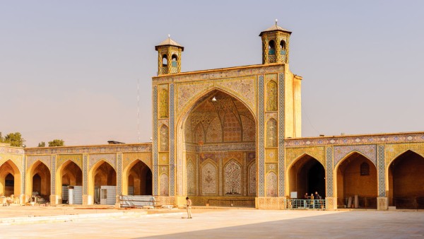 Deasupra bazarului se ridica Moscheea Vakil, impresionanta prin sala de rugaciune cu cele 48 de coloane rasucite si decoratiuni cu motive florale.